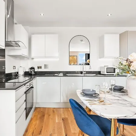 Golden Quarter Penthouse - 3 Beds - Contractors *